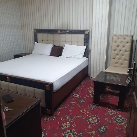 Town Guest House Toba Tek Singh Bagian luar foto