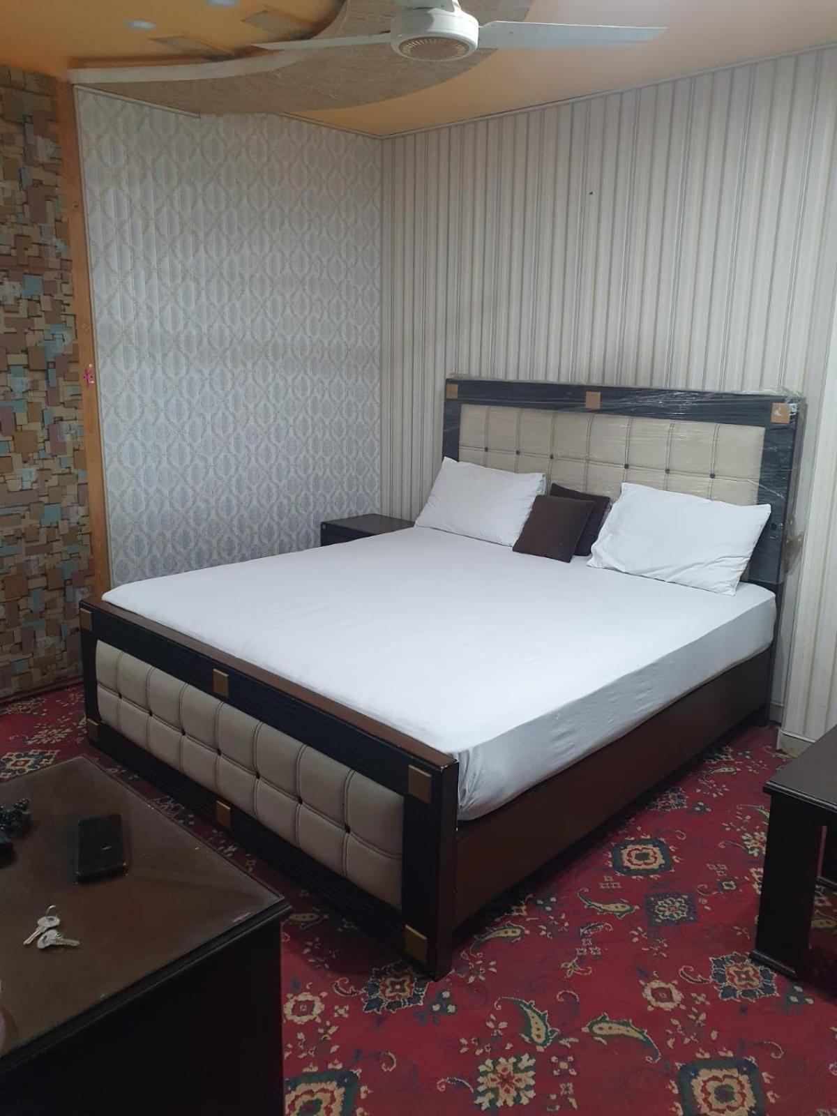Town Guest House Toba Tek Singh Bagian luar foto