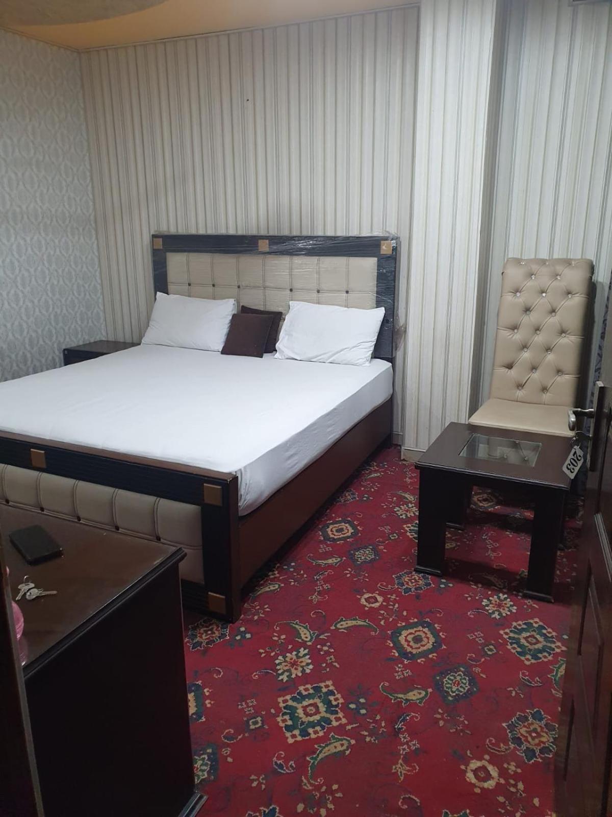 Town Guest House Toba Tek Singh Bagian luar foto